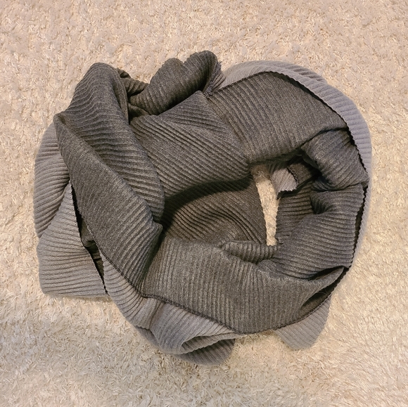 Two Toned Scarf - Picture 1 of 4